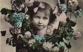 LAPSI / Pieni tyttö ja upea kukka-asetelma. 1900-l.
