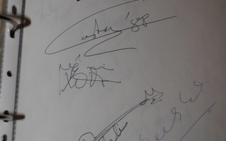 Nana Mouskourin bändin nimikirjoitukset paperilla