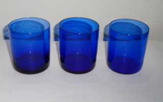 3 sinistä lasista tuikkulasia