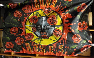 GUNS N ROSES SEINÄLIPPU