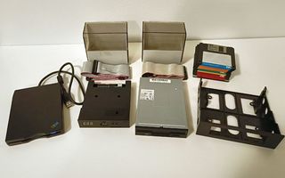 Diskettiemulaattori, pari diskettiasemaa ja diskettejä
