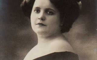 NAINEN / Grete Bing valkea panta hiuksissaan. 1900-l.
