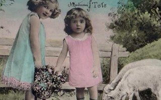 LAPSI / Nätit pienet tytöt, kukkia ja karitsat. 1900-l.