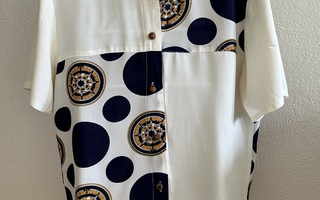Lyhythihainen vintage paitapusero ( arviolta M-koko )