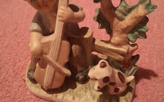Poika soittaa celloa patsas