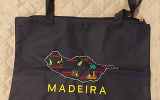 musta matkamuisto laukku MADEIRA