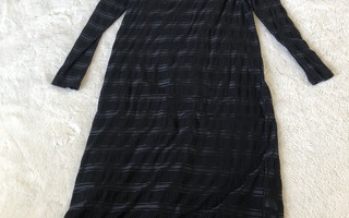 Uudenveroinen joustava midi mekko, musta. Koko XL