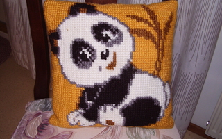 Ristopistotyö panda-aiheinen tyyny 32x32cm