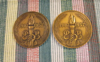 Porin Pyrintö 1907-1957 kaksi palkintomitalia.