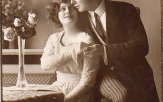 RAKKAUS / Nätti tyttö ja mies kamarissa lähekkäin. 1900-l.