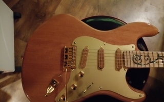 STRATOCASTER TYYPPINEN KITARA