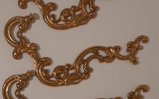 Kolme kultaista koristetta mm. lamppuun