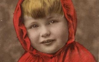 LAPSI / Lapsi hupullinen punainen viitta yllään. 1920-l.