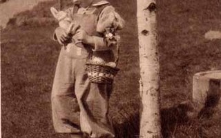 LAPSI / Pieni lapsi pupu sylissään ja munakori. 1930-l.
