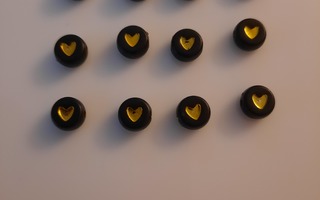 Musta helmi jossa kultainen sydän 10 kpl