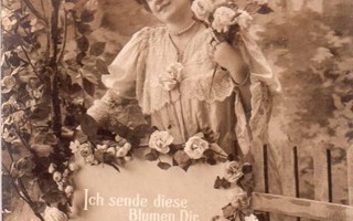 NAINEN / Tyttö ruusuaidan luona - linna etäällä. 1900-l.