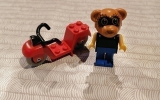 LEGO  FABULAND     324-1   RICKY RACCOON ON HIS SCOOTER