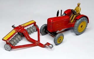 Massey Harris traktori ja työkone Dinky Toys vanha