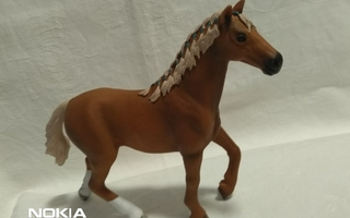 SCHLEICH ENGLANTILAINEN TÄYSVERINEN HEVONEN, TAMMA 2016