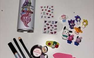 Meikkejä, glitter hiuslakka ja sanrio leluja