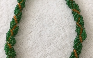 Vihreät moninkertaiset helmet, pituus 42 cm