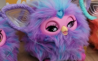 Furby 2023 violetti