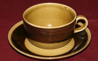 Arabia ruskea teekuppipari