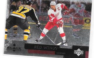 1997-98 Black Diamond #123 Steve Yzerman Detroit Red Wings