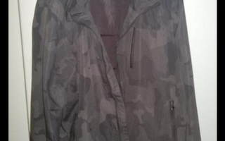 Jess maastokuvioinen takki talvivuorella