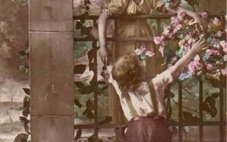 LAPSI / Pieni tyttö ja poika aidalla, ruusuja. 1900-l.