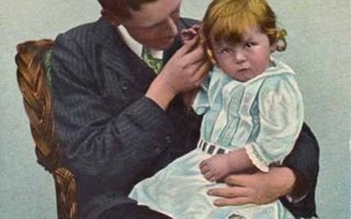 PERHEIDYLLI / Pieni tyttö isän sylissä - taskukello. 1900-l.