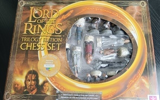 The lord of the rings trilogy edition chess set