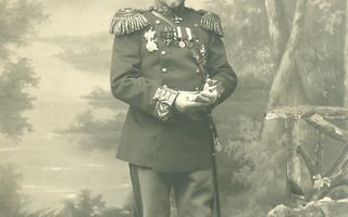Valokuvapostikortti venäläinen kenraali paraatiasussa