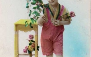 LAPSI / Art deco poika iloisen värisissä vaatteissa. 1920-l.