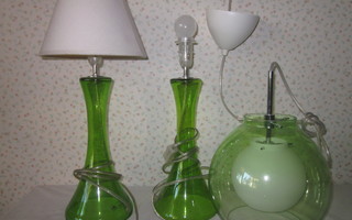 Kolme lamppua (kaksi pöytälamppua ja yksi kattovalaisin)