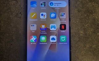 Xiaomi 12 Pro älypuhelin ja langaton latausasema