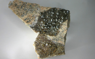 Kotka lyijyhohde ja fluoriitti graniitissa / naisen profiili
