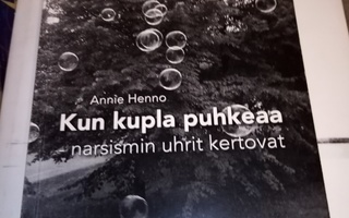 HENNO : KUN KUPLA PUHKEAA NARSISMIN UHRIT KERTOVAT