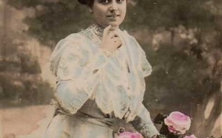 NAINEN / Sinimekkoinen tyttö ja kauniit ruusut. 1900-l.