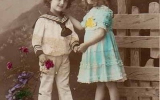 LAPSI / Pieni tyttö ja poika käsikkäin - aidanne. 1900-l.
