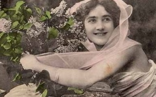 NAINEN / Huiviin kietoutunut tyttö, sireenin oksat. 1900-l.