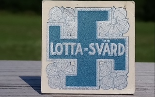 Sotaaikainen Pahvinen merkki Lotta - Svärd. Koko - 36*36 mm.