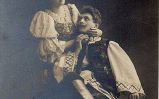 RAKKAUS / Tytön kädet miehen leuan alla. 1900-l.