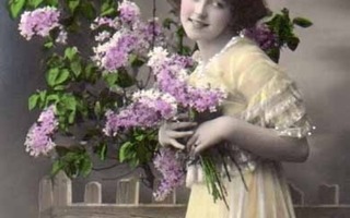 NAINEN / Keltamekkoinen kaunotar ja sireenin oksia. 1900-l.
