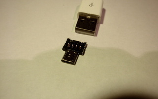 USB-liitinadapteri mikro-USB:hen
