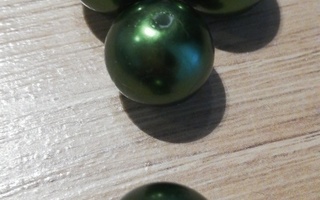 Vihreitä pyöreitä lasihelmiä 14mm. 10 kpl
