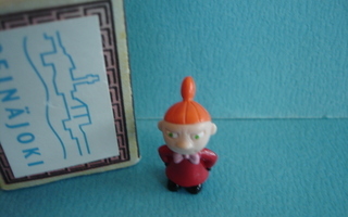 MUUMI   figuuri   Pikku Myy  k.   3,2 cm, mekko punainen