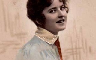 NAINEN / Sievän tytön kasvot sivusta. 1910-l.
