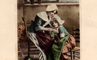 LAPSI / Somat tytöt tekevät käsitöitä tuvassa. 1910-l.