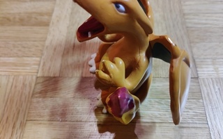 Iso Charizard -figuuri